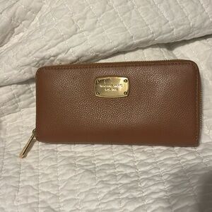 Michael kors pebble tan leather wallet in great condition